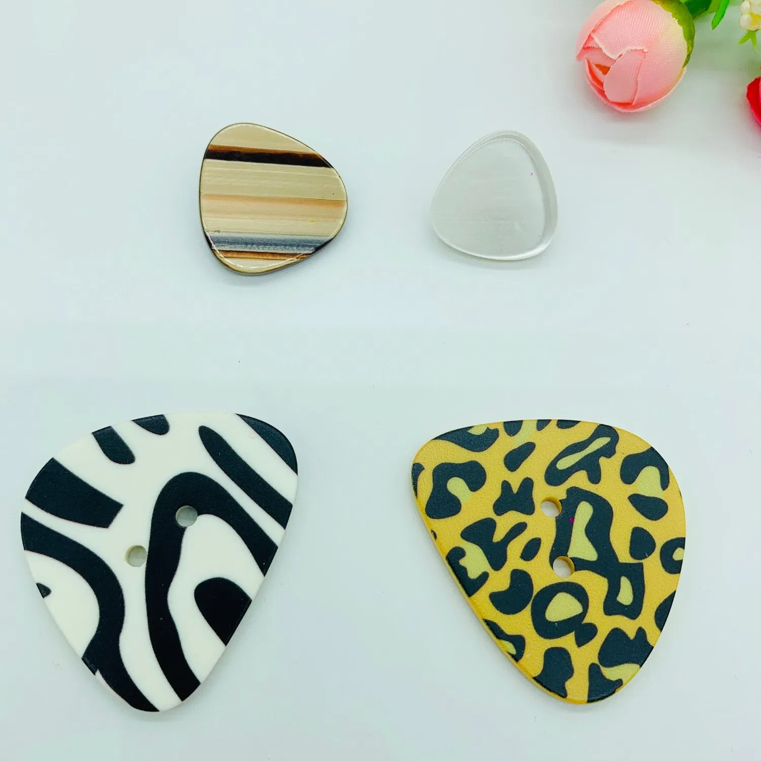 Fabrik-Großhandelsknopf aus Polyesterharz, Metallknöpfe, ausgefallener Knopf, Naturknopf mit neuem Stilklassiker für Hemd, Anzug, Jeans, Mantelkleidung